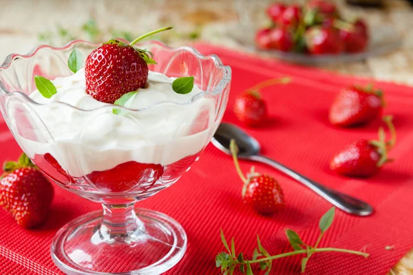 Morangos e creme, uma deliciosa sobremesa — Fotografia de Stock