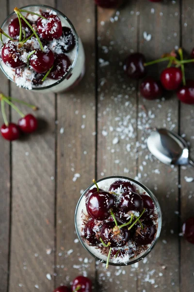 Dos postres con cerezas y crema de vainilla y chocolate — Foto de Stock