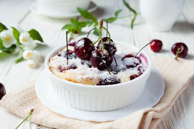 pudra şekeri ile kiraz clafoutis