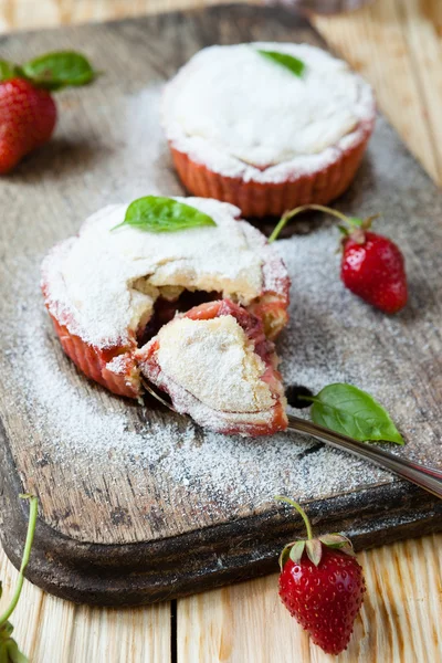 Strawberry cupcakes with berries — Stock Photo, Image