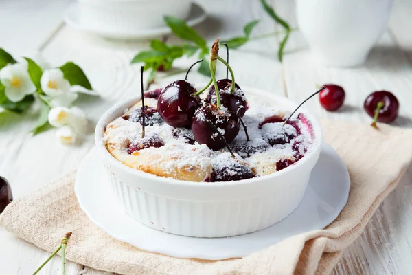 Cherry Clafoutis with powdered sugar — Stock Photo, Image
