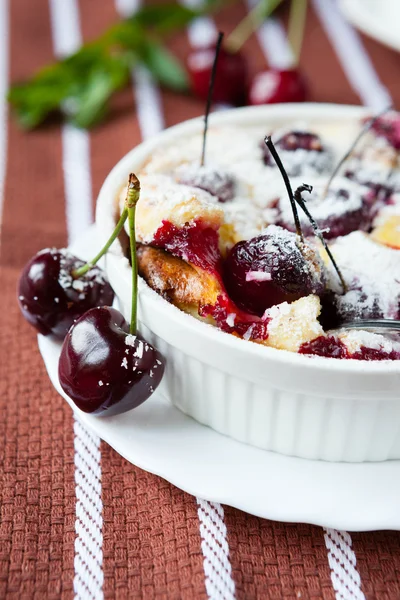 Cherry clafoutis met kwark en bessen — Stockfoto