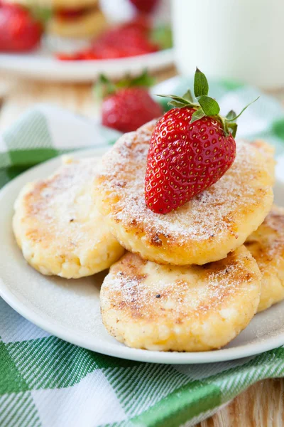 Tortita de cuajada con leche y bayas maduras — Foto de Stock