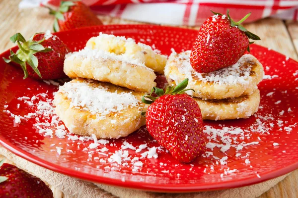 Fried curd pancake with ripe berries — Stock Photo, Image