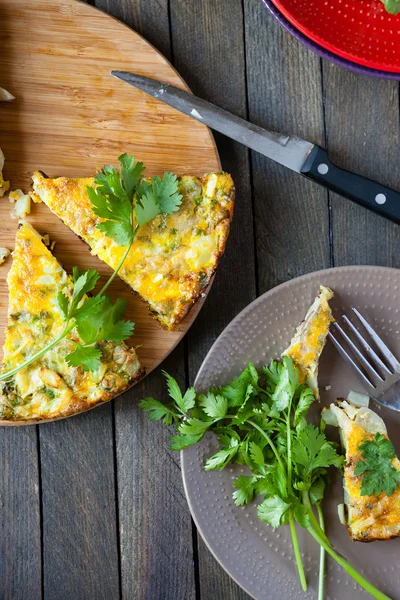 Tortilla espagnole aux légumes et légumes verts — Photo