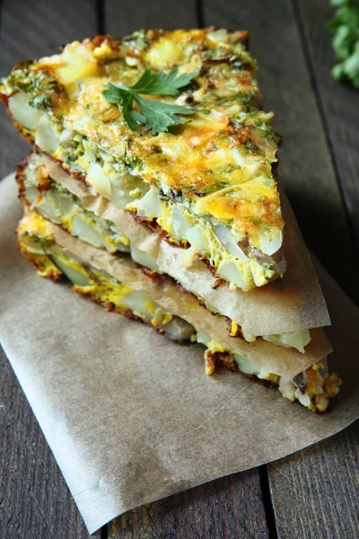 Tortilla espanhola com fatias de verduras frescas — Fotografia de Stock