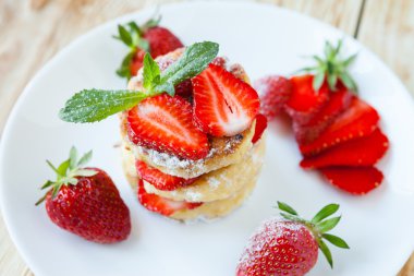 çilek kaymak parçaları üzerinde gözleme