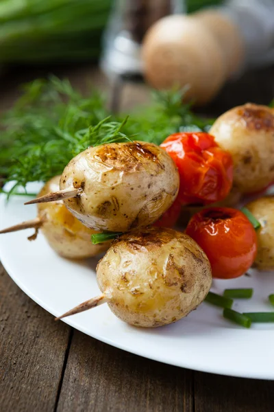 Batatas e tomates são cozidos na grelha — Fotografia de Stock