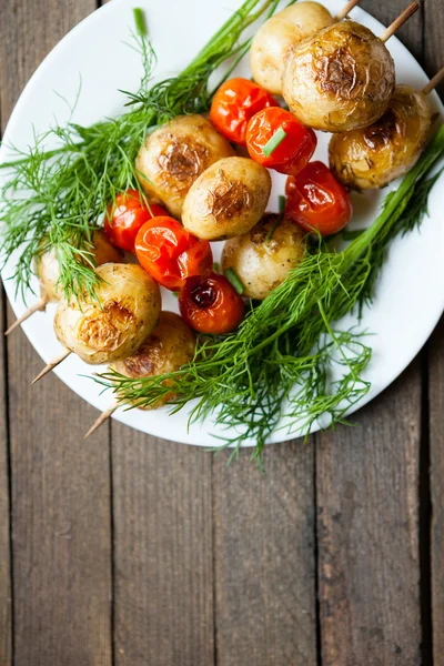 Ziemniaki i pomidory na szaszłyki — Zdjęcie stockowe