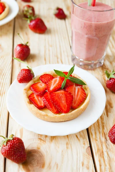 Torta fatta in casa con fragole — Foto Stock