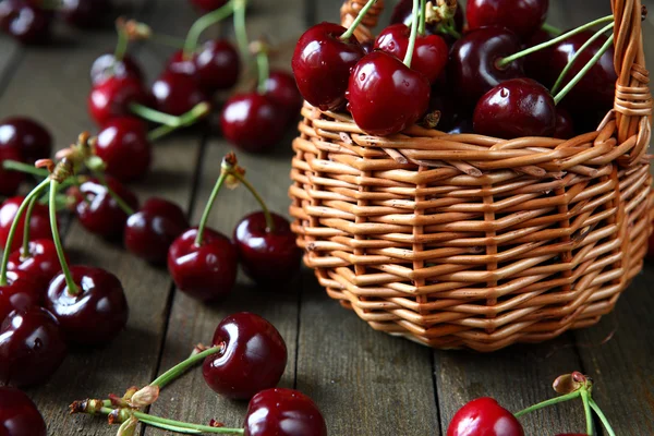 Large and juicy ripe cherries in a basket — Stock Photo, Image