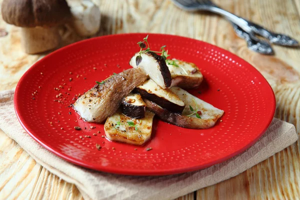 Hongos porcini tostados mitades, cep — Foto de Stock