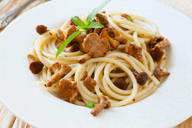 Kızarmış yağlı mantar ve fesleğen ile spagetti