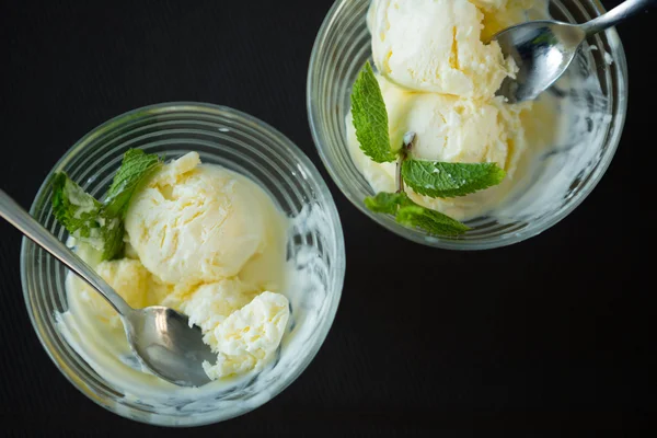 Zelfgemaakt vanille-ijs — Stockfoto