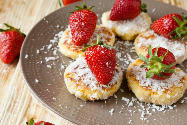 Sweet cheese desserts and strawberries — Stock Photo, Image