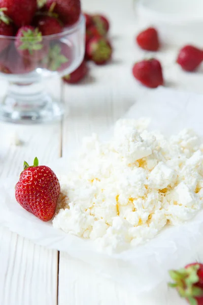 Fromage cottage frais et fraises sur la table — Photo