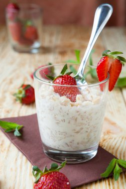 çilek süt yulaf ezmesi