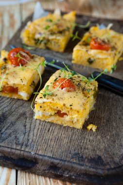 Peynirli polenta kareler