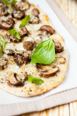 mantar ve peynir, pide ince pizza