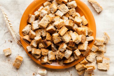 bir tabakta üstten görünüm kruton ekmek