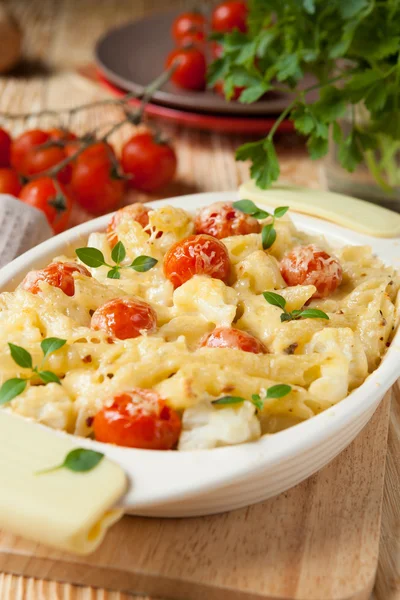 치즈와 토마토와 구운 파스타 — 스톡 사진