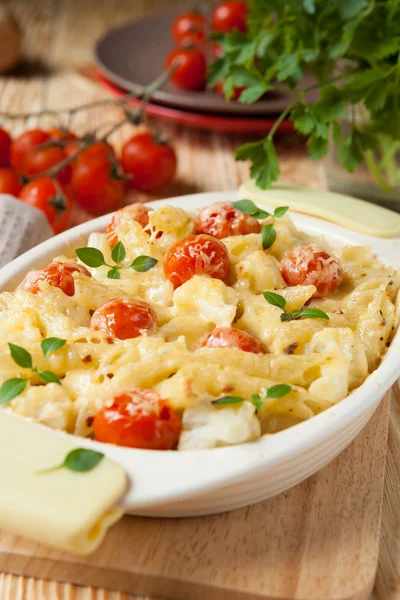 Pasta bagt med ost og tomat - Stock-foto