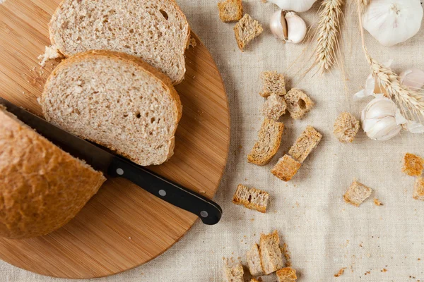 Pão de centeio e croutons com alho — Fotografia de Stock