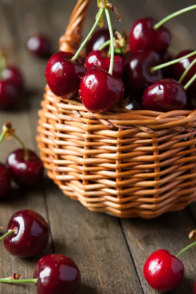 Ripe cherries in wicker basket — Stock Photo, Image