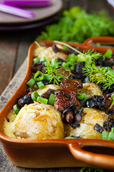 Baked potatoes with mushrooms — Stock Photo, Image