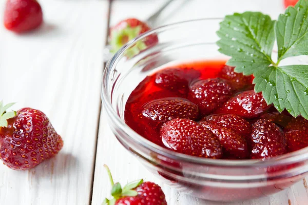 Confiture de fraises dans un bol — Photo