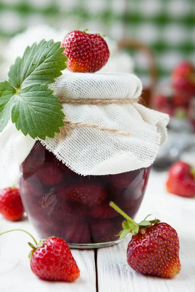 Erdbeermarmelade im Glas — Stockfoto