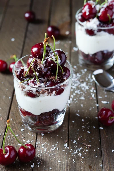 Berry dessert with cream — Stock Photo, Image