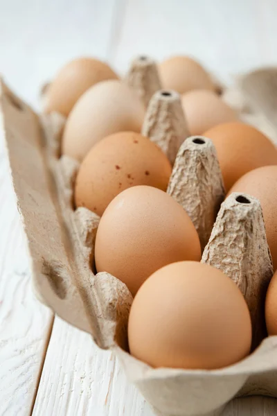 Huevos frescos de granja en una bandeja de cartón — Foto de Stock