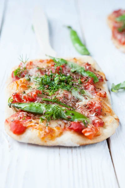 Pitta with tomato and green peas — Stock Photo, Image