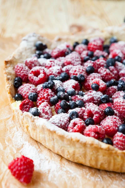 Torta de verão com bagas — Fotografia de Stock