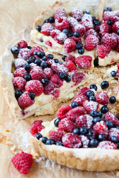 Summer raspberry-blueberry tart — Stock Photo, Image
