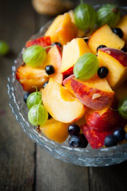 Şeftali meyve salatası ile çilek ile