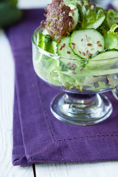 Salade de concombre léger dans un bol transparent — Photo