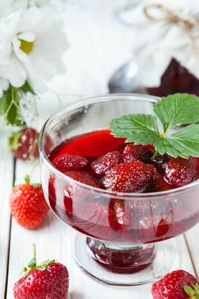 Confiture de fraises sucrée dans un bol — Photo