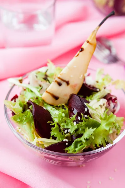 Ensalada con peras y remolachas — Foto de Stock