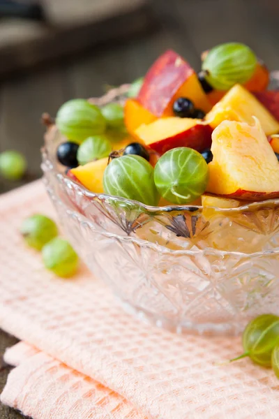 Ensalada de frutas con bayas —  Fotos de Stock