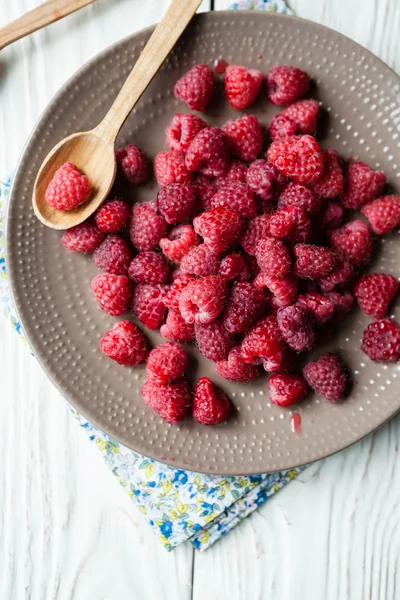 Ripe raspberries on a plate — Stock Photo, Image