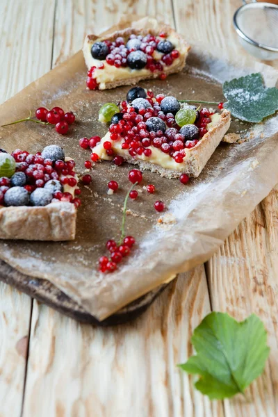 Rodajas de pastel con bayas de verano — Foto de Stock