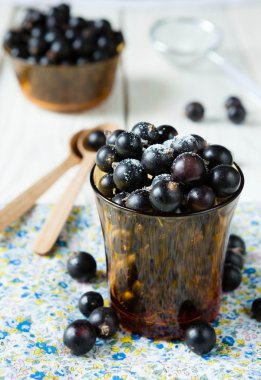 taze siyah kuş üzümü ve bir bardak şeker