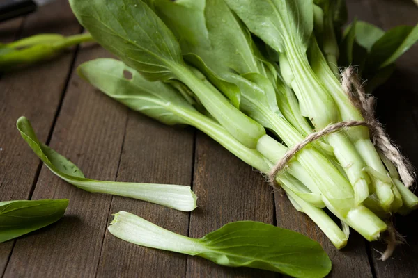 Shoppingpåsar färska gröna för sallad — Stockfoto