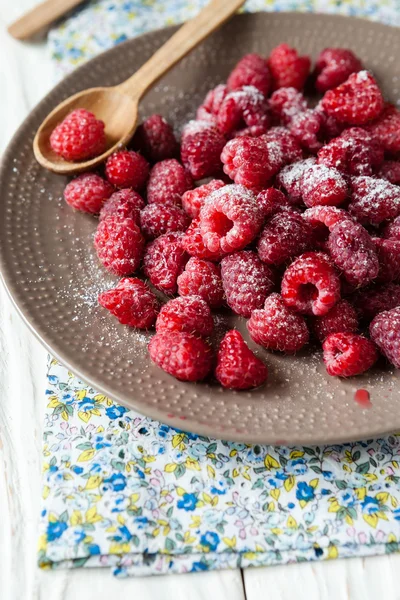 Frambuesas maduras frescas en un plato — Foto de Stock