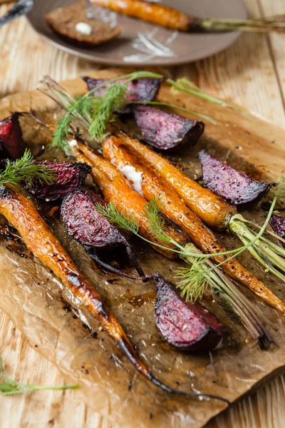 Geroosterde groenten - wortelen en bieten — Stockfoto