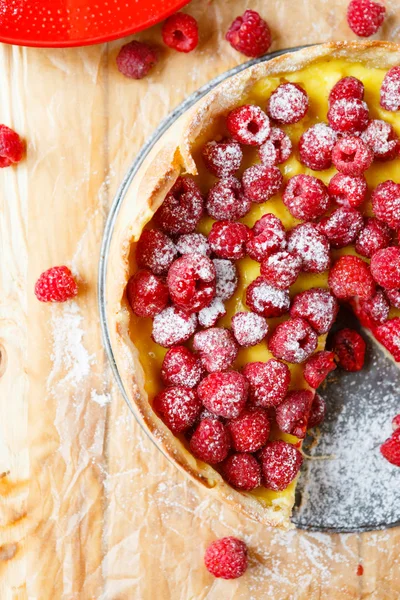 Torte mit frischen Himbeeren und Sahne, Draufsicht — Stockfoto