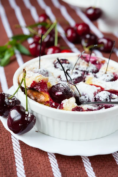 Clafoutis com cerejas em um prato branco — Fotografia de Stock