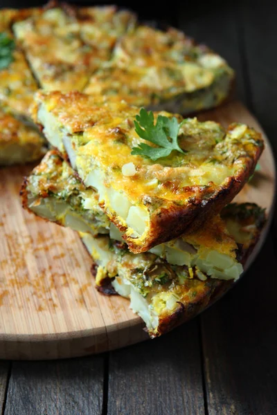 Piezas de tortilla en el tablero — Foto de Stock